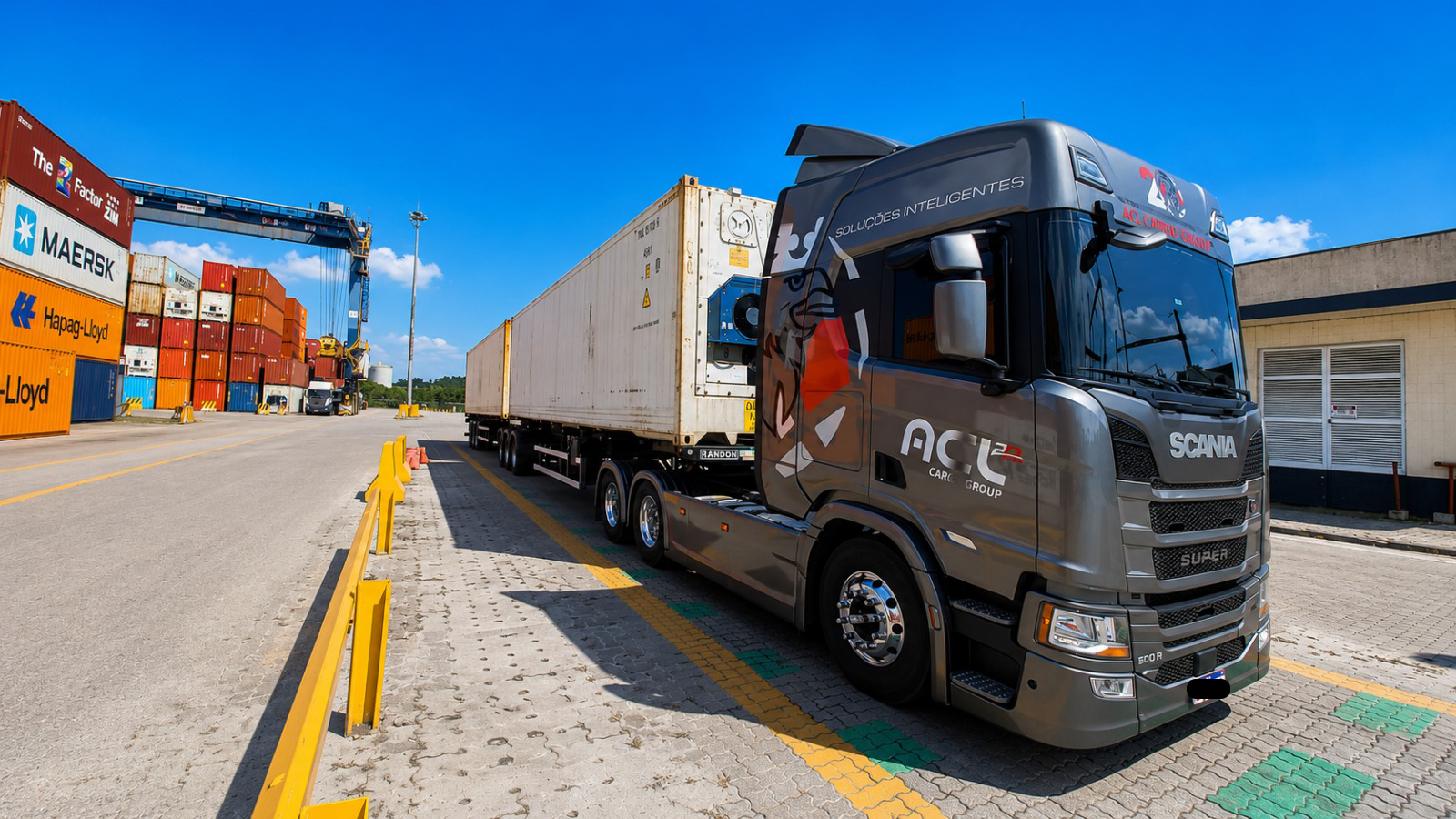 Cavalo Scania Super da ACL Cargo em configuração bitrem no terminal portuário