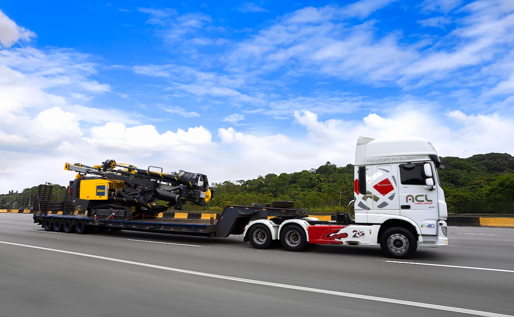Carreta ACL Cargo transportando perfuratriz Epiroc como carga de projeto